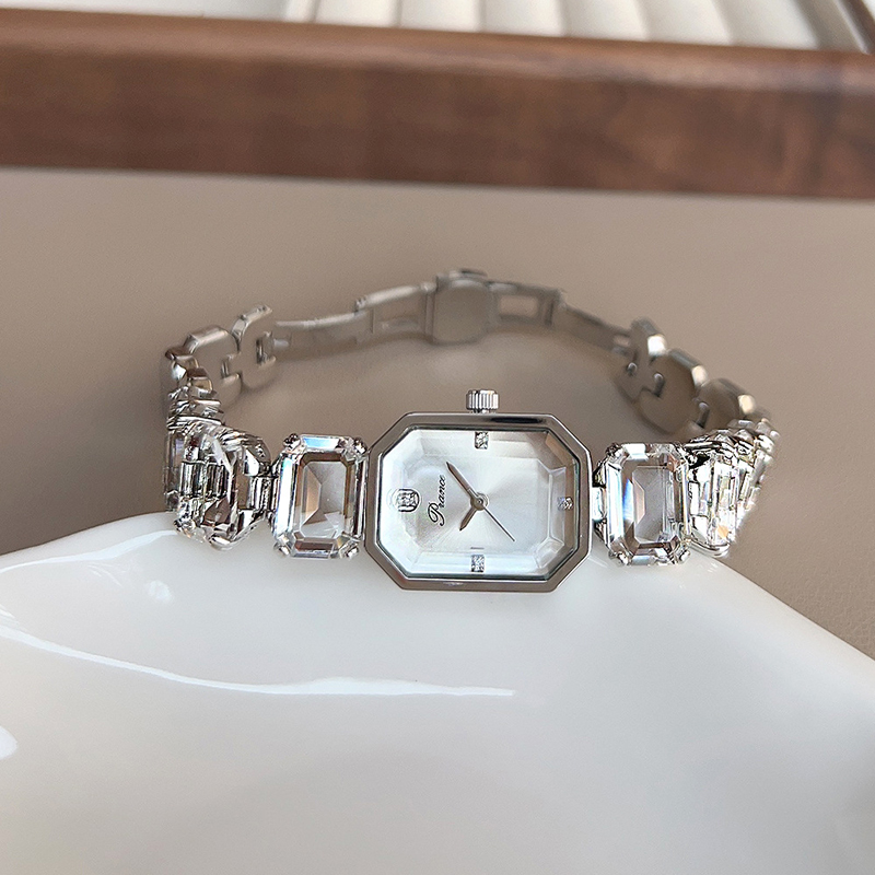 Luxury Watch White - UTHAI นาฬิกาผู้หญิงสำหรับสาวนาฬิกาข้อมือควอตซ์นาฬิกาหน้าปัดสี่เหลี่ยมผืนผ้าสีทองสีเงินสีขาวเพชรแฟชั่นสตรีนาฬิกาข้อมือนาฬิกาใหม่