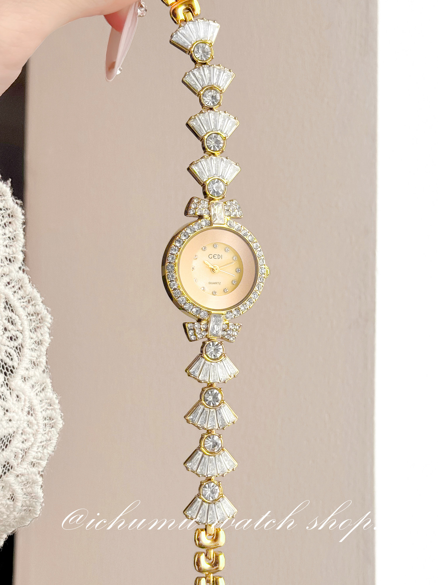 Luxury Watch & Jewellery - นาฬิกาข้อมือผู้หญิง Mermaid ดีไซน์หรูหรา ประดับเพชร สายแบบกำไล นาฬิกาควอตซ์