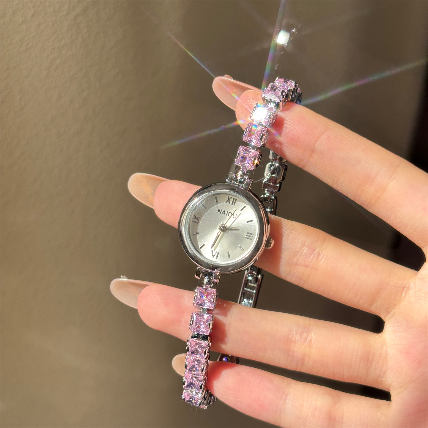 Luxury Watch Levels - นาฬิกาข้อมือประดับเพชรแฟชั่นใหม่สำหรับผู้หญิง สไตล์เรโทร ระดับความสวยงามสูง ไม่ซ้ำใคร นาฬิกาขนาดเล็ก หรูหราเบาๆ
